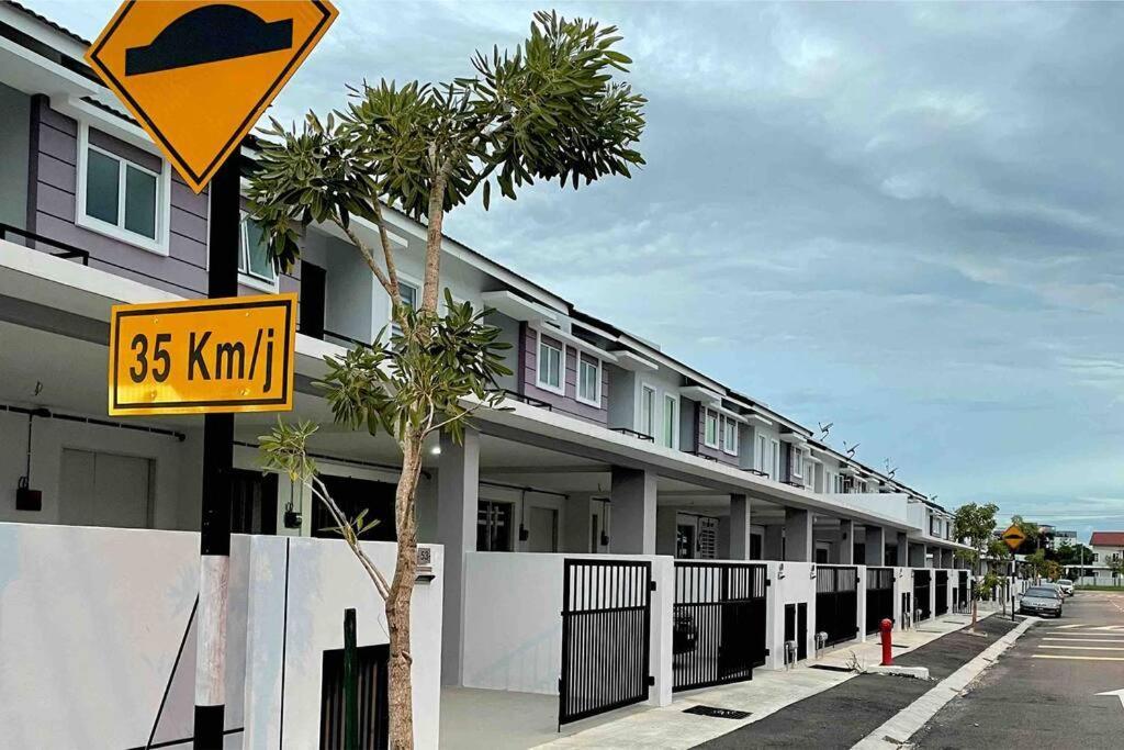 Hanan Homestay Klebang Ipoh With A View Of Mount Korbu, For Musl!M Only!! Экстерьер фото